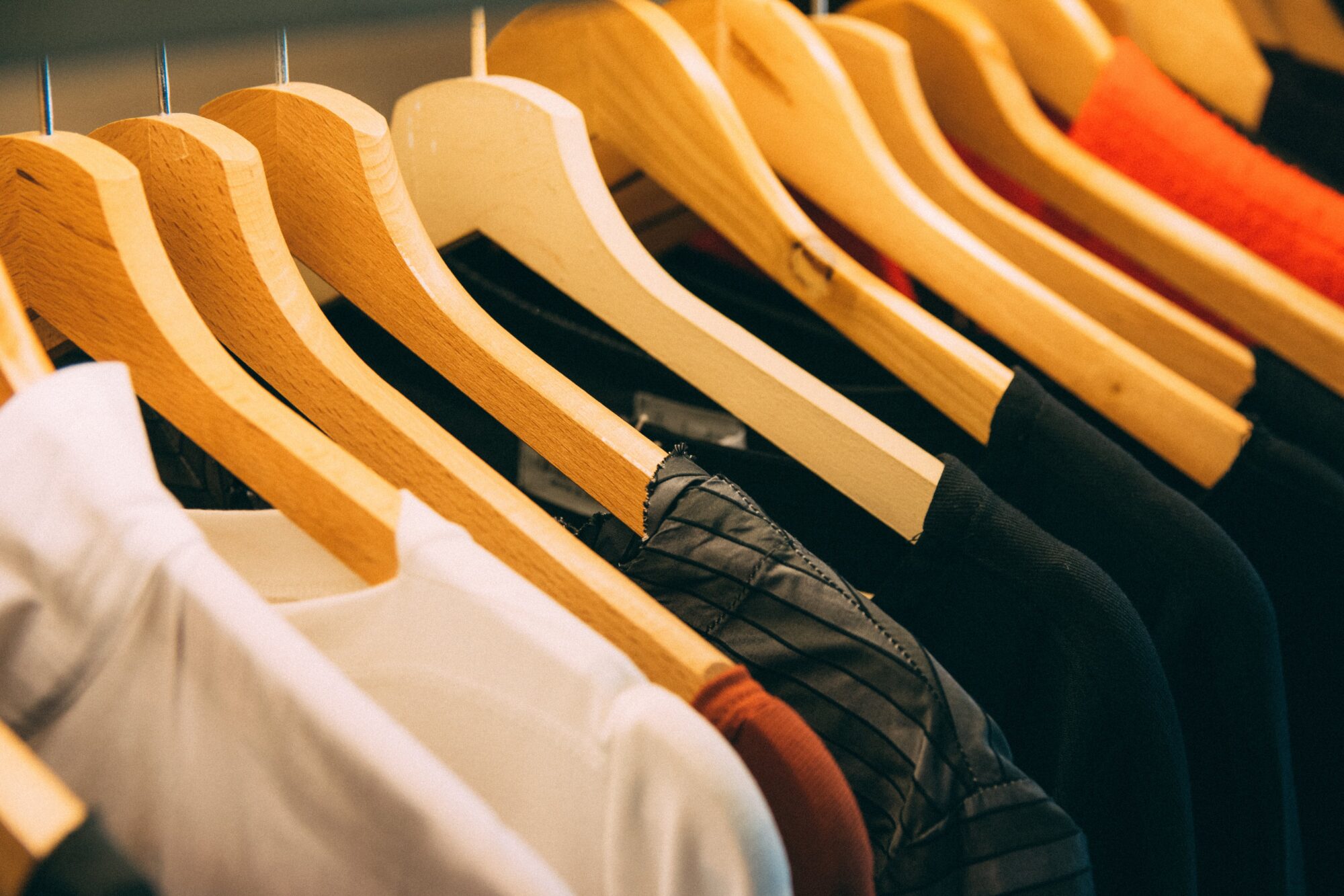 De evolutie van herentruien: Van klassiek tot eigentijds 2 Kleren op hangers